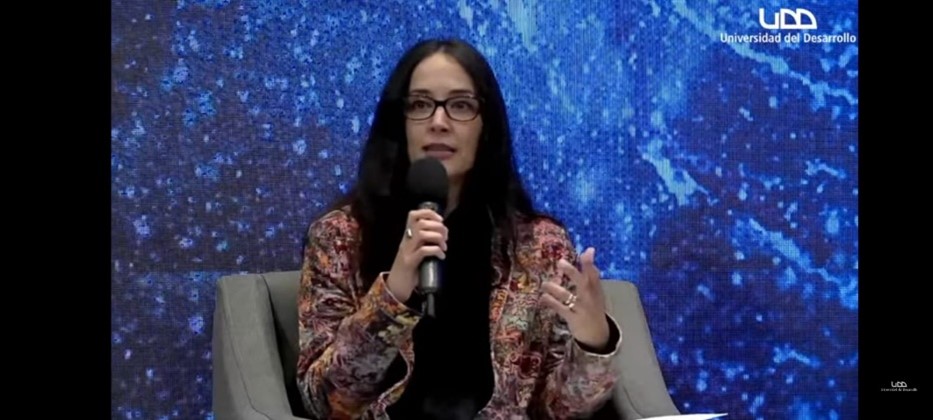 Lee más sobre el artículo Participación de investigadora CESGI en conferencia Teorías del todo